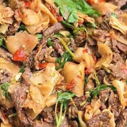 ข้าวกะเพราเนื้อหน่อไม้ดอง