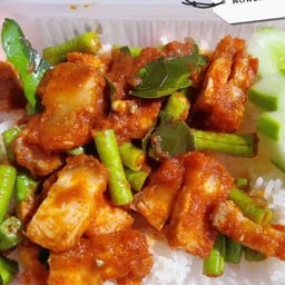 ผัดพริกแกงหมูกรอบ