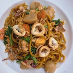 หมี่เหลืองผัดซีอิ๊ว หมึก