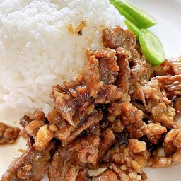 ข้าวราดเนื้อผัดกระเทียม
