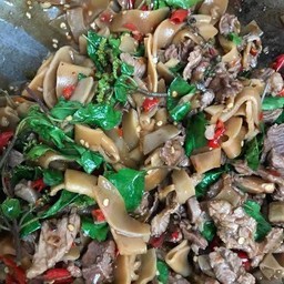 กระเพราหน่อไม้ดอง เก้ง กวาง ระบุเนื้อสัตว์