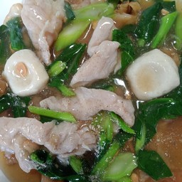 ราดหน้าหมู เส้นใหญ่ผัดไข่
