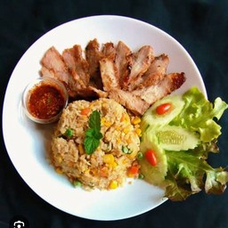 ข้าวผัดจิ้มแจ่ว หมูย่าง