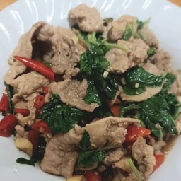 กระเพราหมูชิ้นราดข้าว