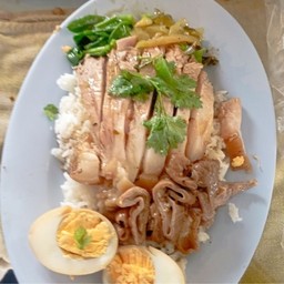 ข้าวขาหมูใส่ไข่