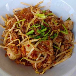 ก๋วยเตี๋ยวแห้ง (พริกแดงพะเยา) . น้ำแข็งใส..ลูกชิ้นทอด..มะม่วงน้ำปลาหวาน dry noodles