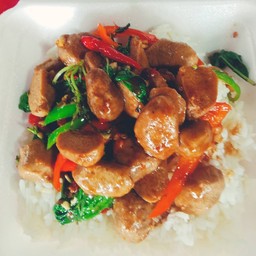 กระเพราลูกชิ้นเนื้อราดข้าว