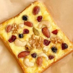Toast, mixed cheese, blueberry, goji, coconut, granola (2 แผ่น)