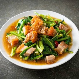 คะน้าหมูกรอบ ราดข้าว