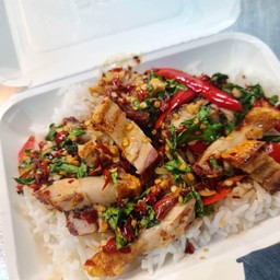 กะเพราหมูกรอบ (ราดข้าว)