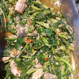 ผัดคะน้าปลาอินทรีย์ + ข้าว