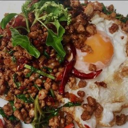 ข้าวกระเพราหมูสับพริกแห้ง+ไ่ข่ดาว