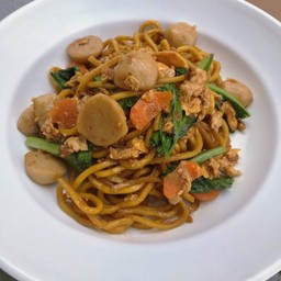 หมี่เหลืองผัดซีอิ๋ว ลูกชิ้นปลา