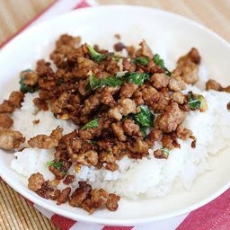 กระเพราหมูสับราดข้าว