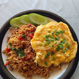 มาม่ากะเพราหมูสับไข่ข้น