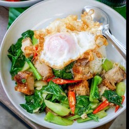 คะน้าหมูกรอบ