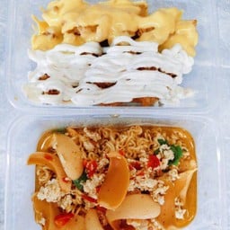 ยำมาม่า + ข้าวไก่กรอบซอสทูโทน