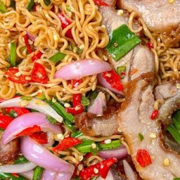 ยำมาม่าคอหมูย่าง