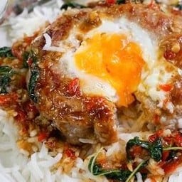 ข้าว-ไข่ดาว ราดซอสกะเพรา เราเองนะ