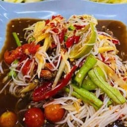 papaya salad with fermented fish sauce