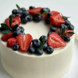 35.เค้กท้อปผลไม้สตอเบอรี่และบลูเบอร์รี่❌ไม่มีใบไม้เหมือนในรูปนะคะ