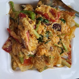 ผัดผงกระหรีิ่ปลาหมึก