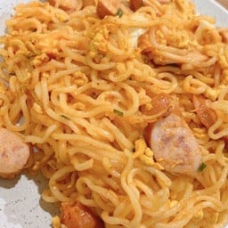 มาม่าผัดรสไข่เค็ม (ใส่ไส้กรอก&หมูสับ)