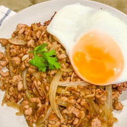 หมูสับผัดหอมใหญ่ ราดข้าว