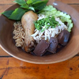 ก๋วยเตี๋ยวไก่มะระ(พิเศษ) น่อง+ไก่ฉีก+เลือด