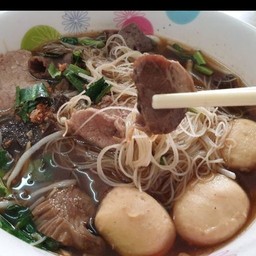 ก๋วยเตี๋ยวหมูตุ๋นเส้นหมี่ขาว