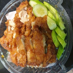 ตะโพกไก่ทอดราดซอสน้ำแลา