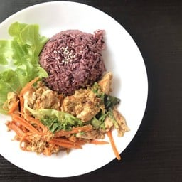 ข้าวสเต็กหมูผัดผงกระหรี่ 390 kcal