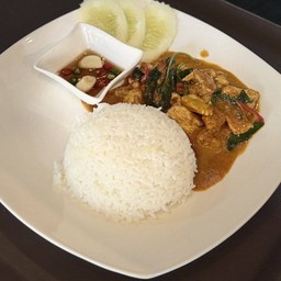 ข้าวผัดพริกแกงไก่