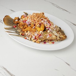 ปลากระพงทอดราดสมุนไพร