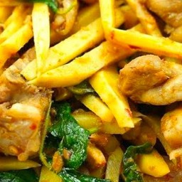 ข้าว พริกเเกงไก่หน่อไม้ (ราดข้าว)