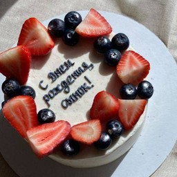 33.เค้กท้อปผลไม้สตอเบอรี่และบลูเบอร์รี่