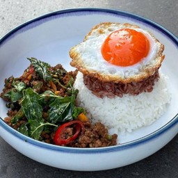 15.กะเพราเนื้อวากิวสับและไข่เป็ดดาว
