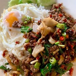 ข้าวราด กระเพาเนื้อหน่อไม้