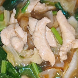 ราดหน้าเส้นใหญ่ไก่ชิ้น