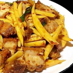 กับข้าว ผัดโหรพาหมูกรอบใส่หน่อไม้เหลือง