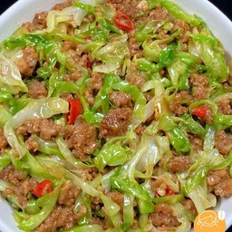 ผัดกะหลำ่ปี เนื้อ ราดข้าว  (ไม่ทานเนื้อเปลี่ยนวัตถุดิบได้ค่ะ)