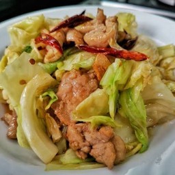 สเต็กหมูผัดกะหล่ำปลีราดข้าว