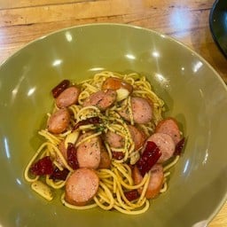 สปาเก๊ตตี้ผัดพริกแห้งใส้กรอก