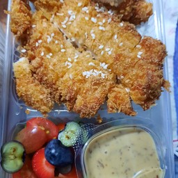 ข้าวหน้าไก่ทอด+สลัด+น้ำสลัดงาคั่วญี่ปุ่น