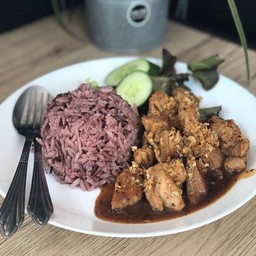 ข้าวสเต็กหมูกระเทียมพริกไทย 390 kcal