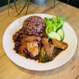 ข้าวยำสเต็กหมูแซ่บ หมักคลีน 440 kcal