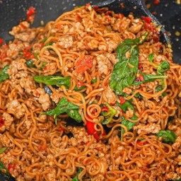 มาม่าผัดกะเพราหมูสับ