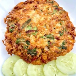 ไข่เจียวกะเพราหมูสับ ราดข้าว