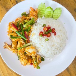 ข้าวราดทะเลผัดไข่เค็ม