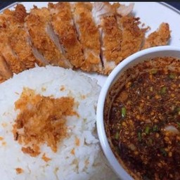 ข้าวไก่ทอด น้ำจิ้มแจ่ว